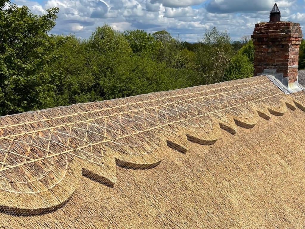 Re-ridging of a thatched roof